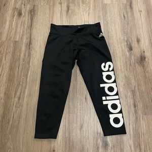 Adidas Capri Leggings(M).Key pocket inside. Material 88% Polyester 12% Spandex.